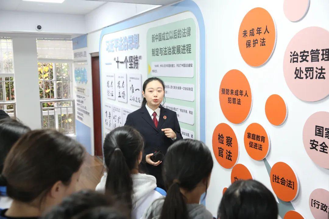 學生們參觀法治文化長廊.jpg