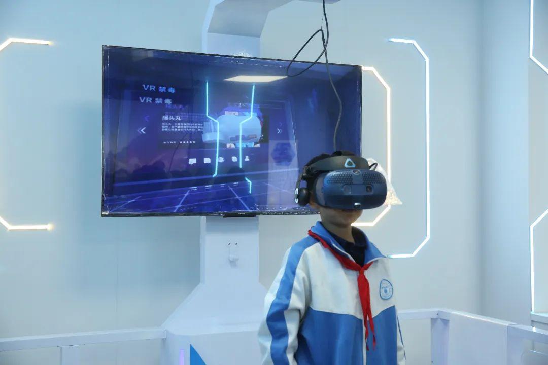 學生通過VR體驗相關犯罪場景.jpg