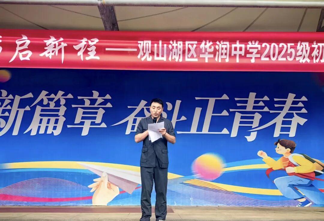 法官?gòu)堄逻M(jìn)行宣講.jpg