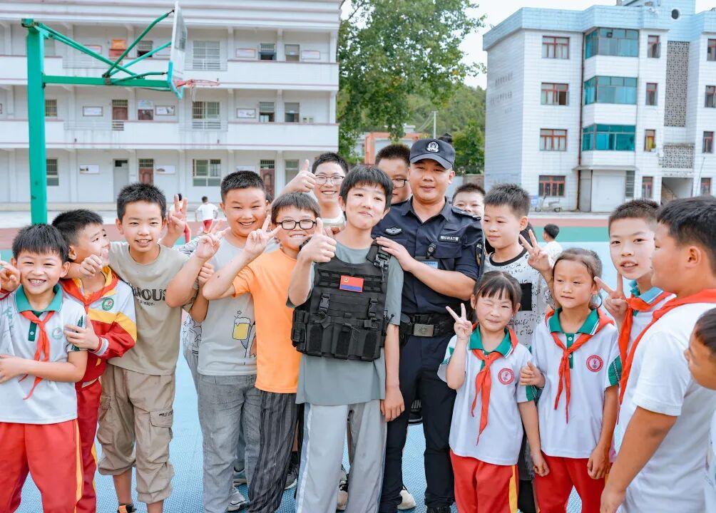 學(xué)生與民警合照.jpg