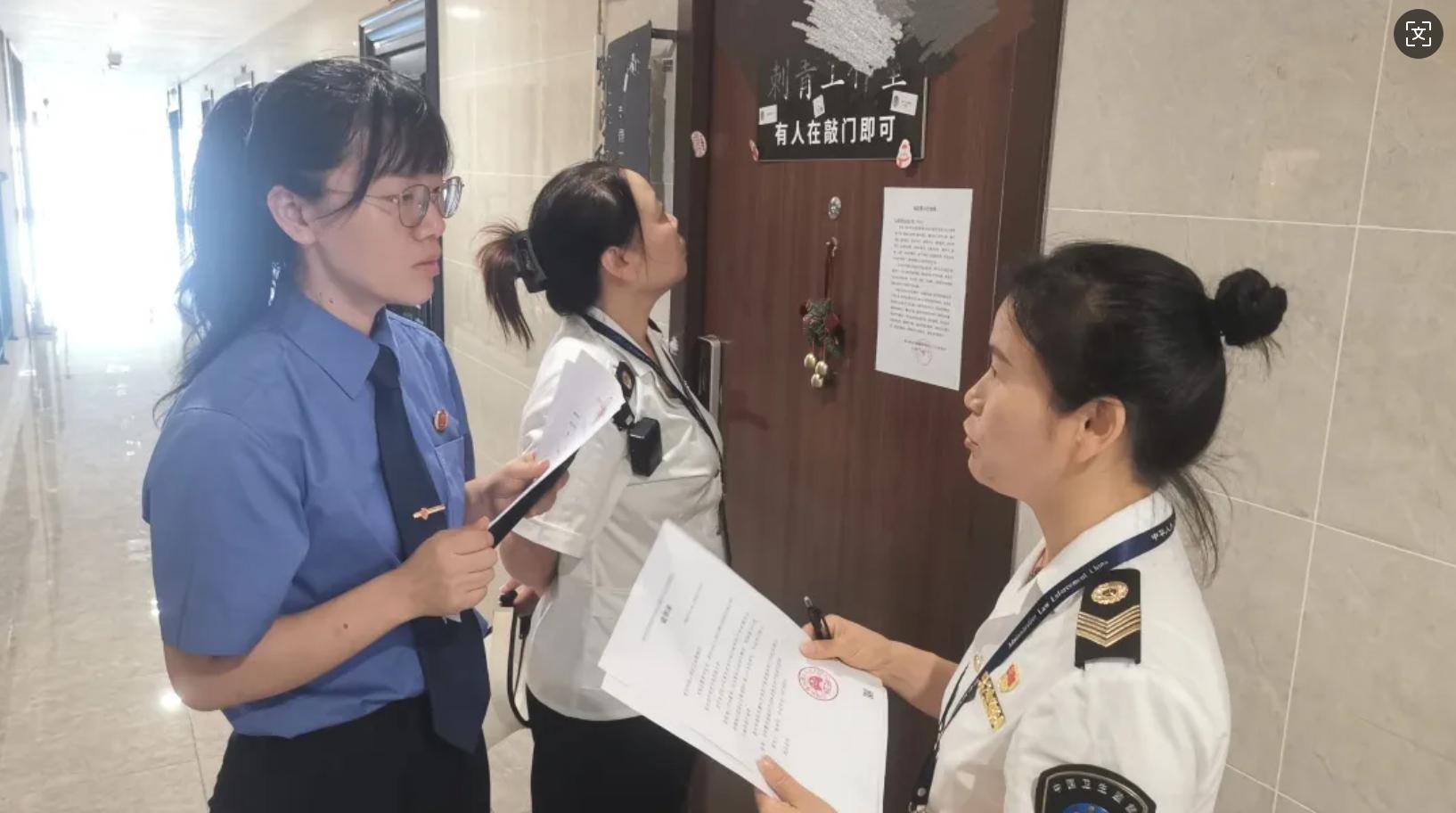 檢察官聯(lián)合衛(wèi)健局工作人員在檢查.jpg