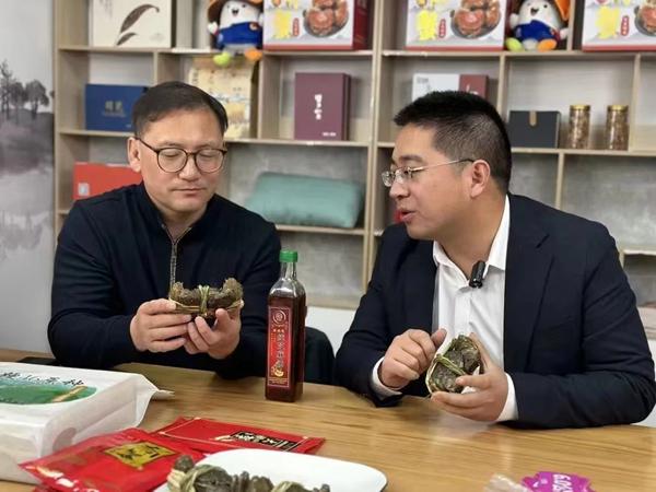 馬恒宏正在進(jìn)行電商直播。雙游村供圖