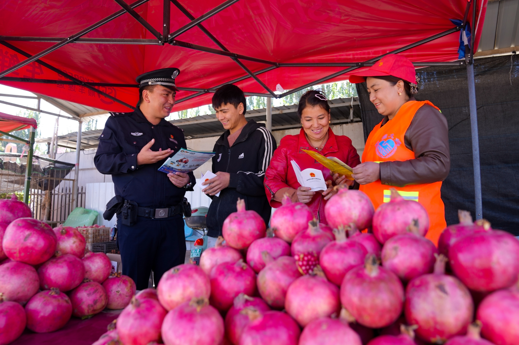 新疆葉城：守好“致富果” 護(hù)好“豐收路”
