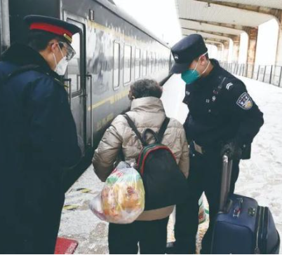 10年后，他戴上了父親的警號，開啟了第一次春運執(zhí)勤