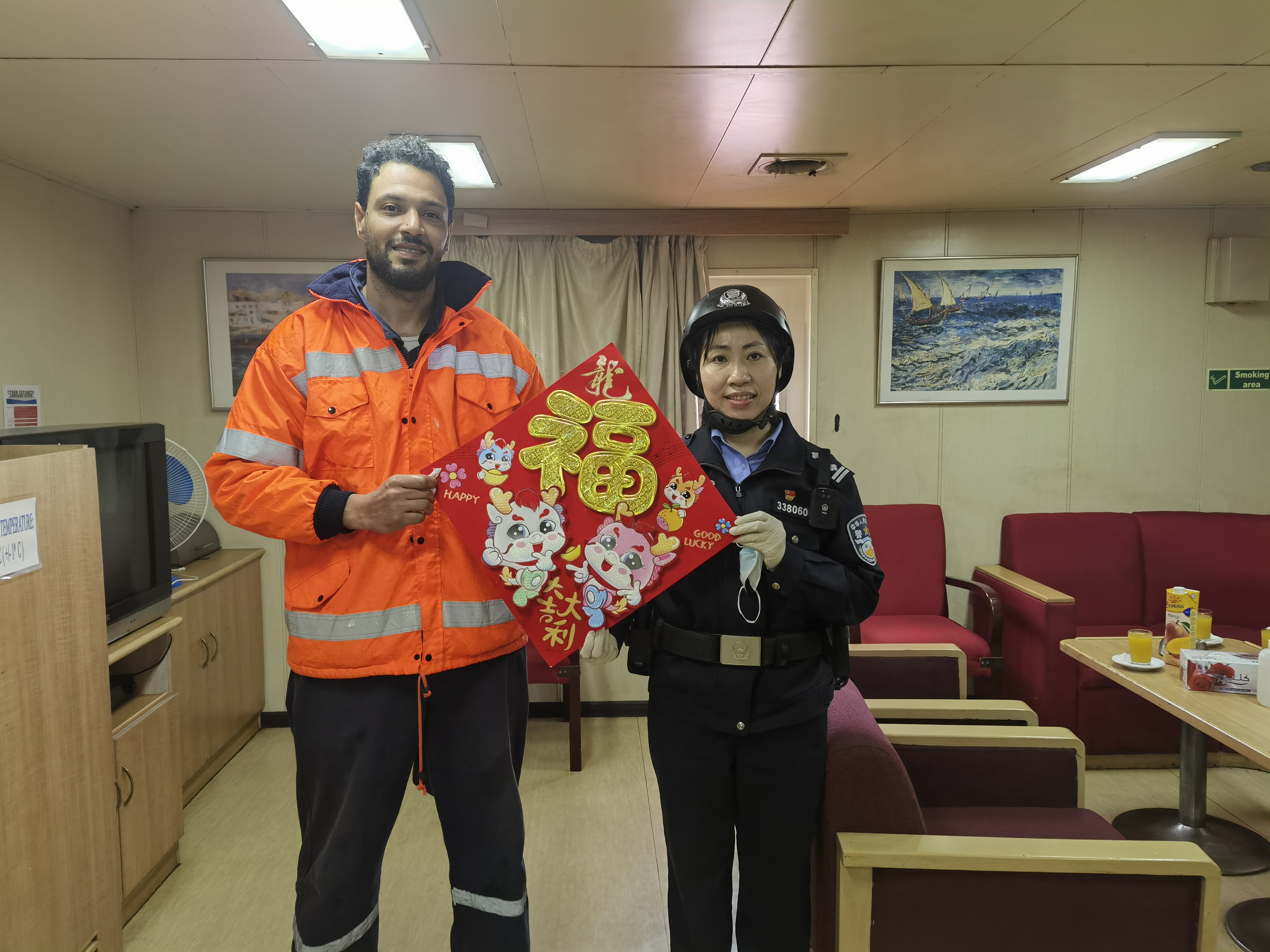 圖三為執(zhí)勤民警陳嬌外籍船舶為船員送祝福賀新春。.jpg