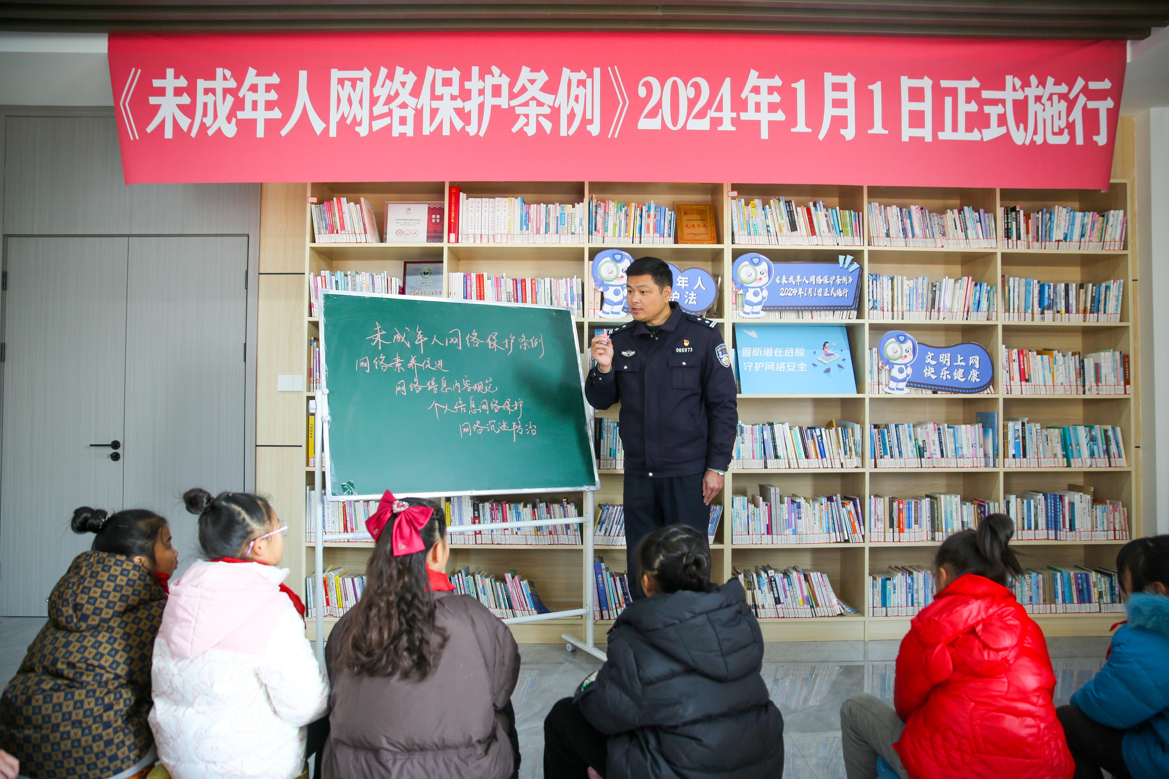 2024年1月1日，在江蘇南通如皋市城南街道新華社區(qū)農(nóng)家書屋內(nèi)，網(wǎng)絡(luò)普法志愿者向?qū)W生講解《未成年網(wǎng)絡(luò)安全保護條例》相關(guān)內(nèi)容。.jpg